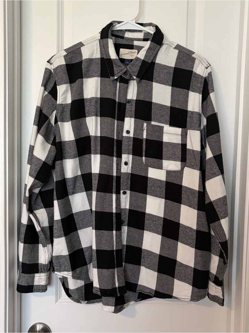 Universal Thread- Black & White Buffalo Plaid Button-Up Shirt
Size L